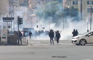 Scontri derby, altre 10 misure cautelari: 6 arresti di cui uno in carcere Derby di Genova: disordini tra ultrà a Marassi, poliziotto ferito