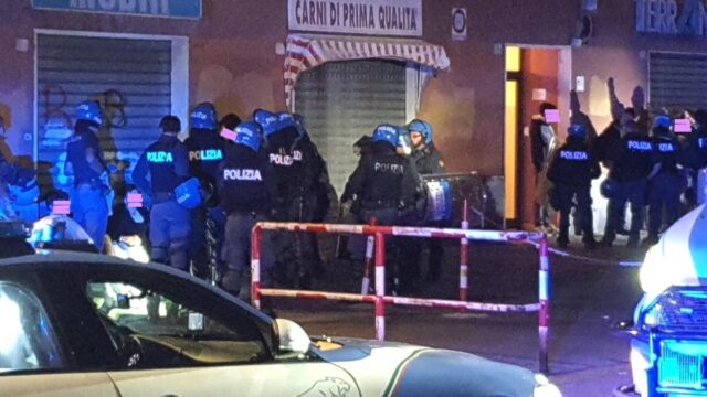 Post derby, notte di guerriglia a Marassi: 15 feriti. Fermati 10 tifosi violenti Post derby, notte di guerriglia a Marassi: 15 feriti. Fermati 10 tifosi violenti