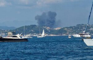 Incendio boschivo tra Arcola e La Spezia: interviene l’elicottero regionale Incendio boschivo tra Arcola e La Spezia: interviene l’elicottero regionale