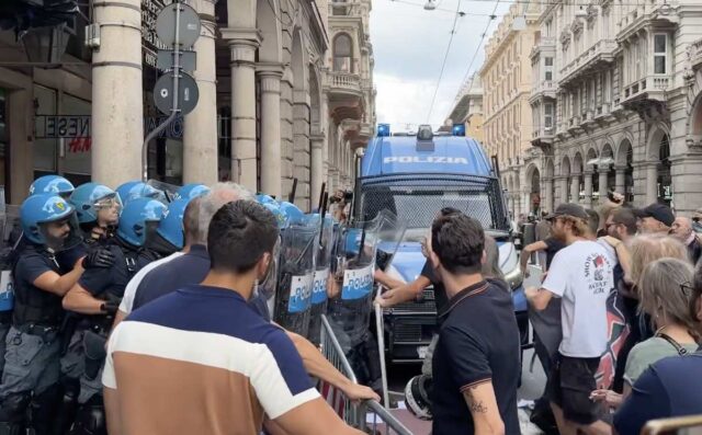 Genova: tensioni durante la contestazione contro Forza Nuova forza nuova antifa fn