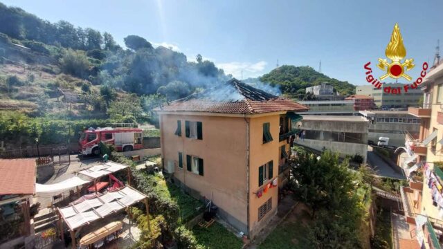 Borzoli, a fuoco appartamento: stabile evacuato Borzoli, a fuoco appartamento: stabile evacuato