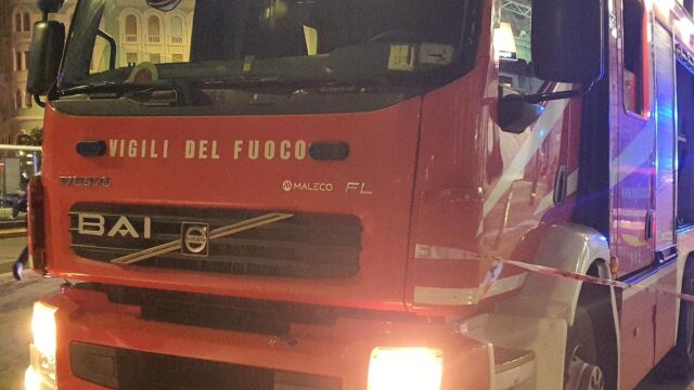 Sampierdarena, incendio in un appartamento: donna intossicata