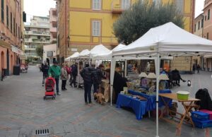 Loano, in piazza Massena il mercatino degli artigiani e degli artisti Loano, in piazza Massena il mercatino degli artigiani e degli artisti