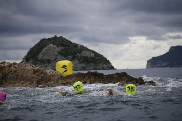 Nelle acque del golfo dell’Isola: 2800 nuotatori da 18 Paesi per Swimtheisland Nelle acque del golfo dell’Isola: 2800 nuotatori da 18 Paesi per Swimtheisland