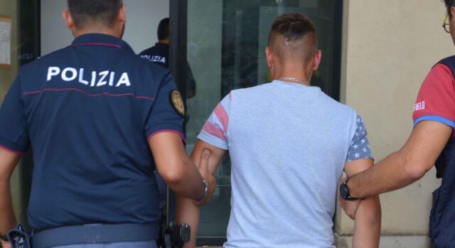 arresto migranti polizia Piazza Montano, 18enne algerino preso con telefonino rubato