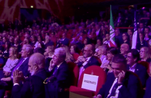 Lo stile di Bucci: finita campagna, vado in Protezione civile. Ovazione per Meloni