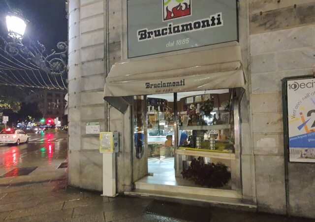 la rosticceria bruciamonti Larve scarafaggi e scarsa pulizia, Nas e Asl3 chiudono Rosticceria Bruciamonti