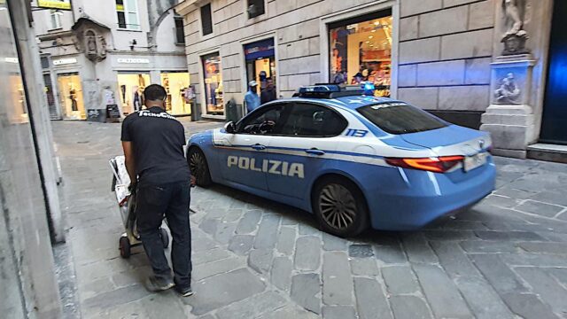 Servizio nel centro storico: la Polizia sequestra oltre un etto di droga