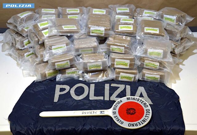 Rumeno tenta di entrare in Liguria con 22,5 kg di hashish: arrestato Rumeno tenta di entrare in Liguria con 22,5 kg di hashish: arrestato