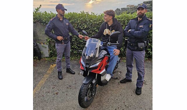 Minorenne trovato a bordo di uno scooter rubato: denunciato Minorenne trovato a bordo di uno scooter rubato: denunciato