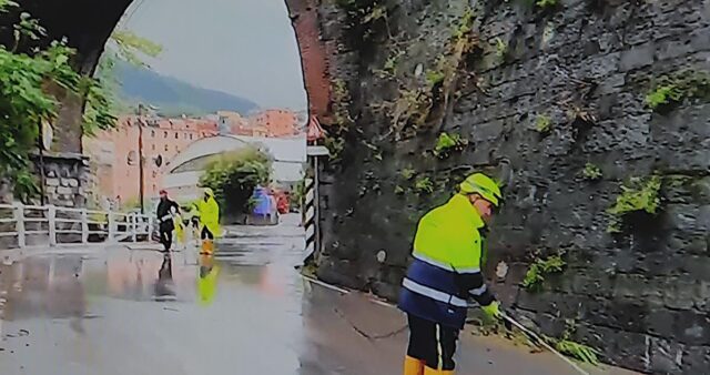 Ancora chiusa la parte inferiore di via Borzoli: in corso bonifica della strada Ancora chiusa la parte inferiore di via Borzoli: in corso bonifica della strada