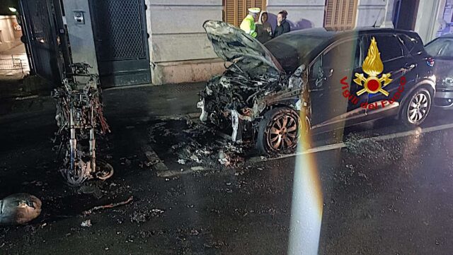 A fuoco auto e scooter in via San Martino A fuoco auto e scooter in via San Martino