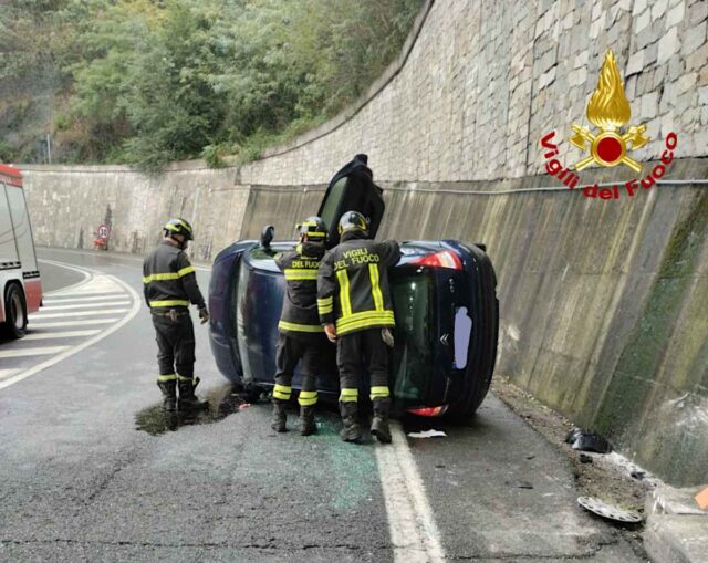 A7 Bolzaneto, auto urta muraglione e finisce su un fianco A7 Bolzaneto, auto urta muraglione e finisce su un fianco