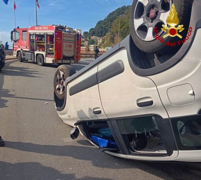 Incidente a Voltri auto finisce la sua corsa sul tetto Incidente a Voltri auto finisce la sua corsa sul tetto