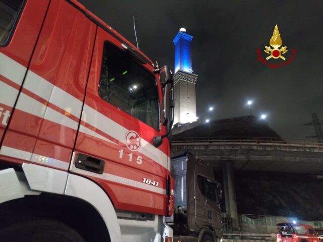 A fuoco nella notte cabina elettrica da 15.000 Volt A fuoco nella notte cabina elettrica da 15.000 Volt
