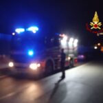Sarzana, incendio di sterpaglie nella notte alimentato dal forte vento
