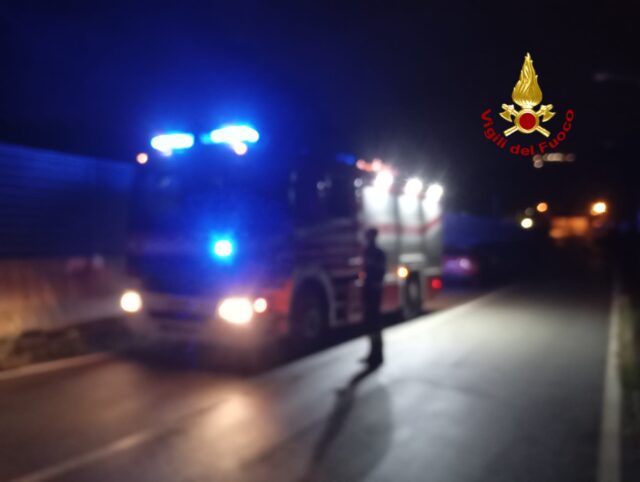 Sarzana, incendio di sterpaglie nella notte alimentato dal forte vento Sarzana, incendio di sterpaglie nella notte alimentato dal forte vento
