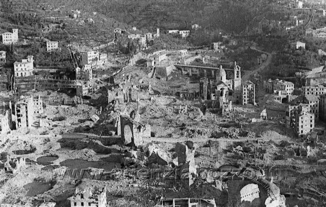 Recco ricorda i 27 bombardamenti iniziati il 10 novembre 1943. (Collezione foto Marcello Bozzo) Recco ricorda i 27 bombardamenti iniziati il 10 novembre 1943. (Collezione foto Marcello Bozzo)
