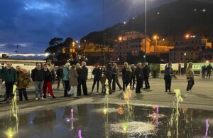 Recco: giochi, luce, zampilli d’acqua nella fontana in passeggiata Recco, giochi, luce, zampilli d'acqua nella fontana in passeggiata