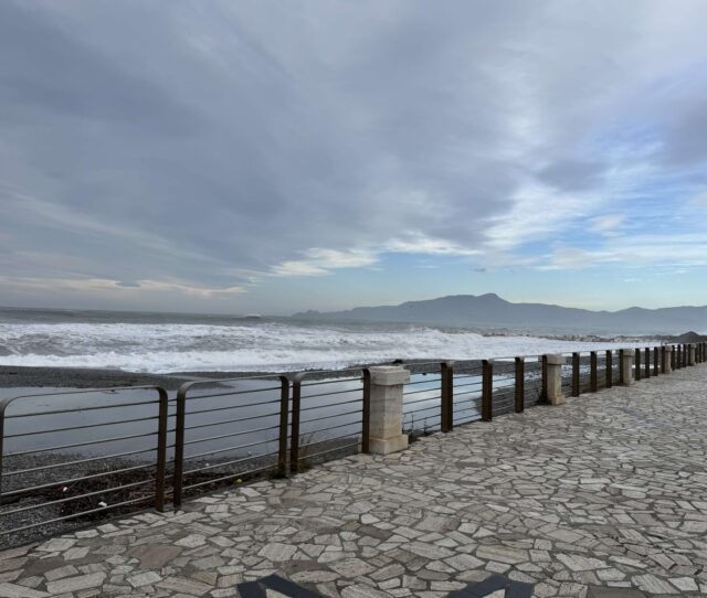 Mareggiata a Chiavari, resistono le difese a mare alla forza delle onde Mareggiata a Chiavari, resistono le difese a mare alla forza delle onde