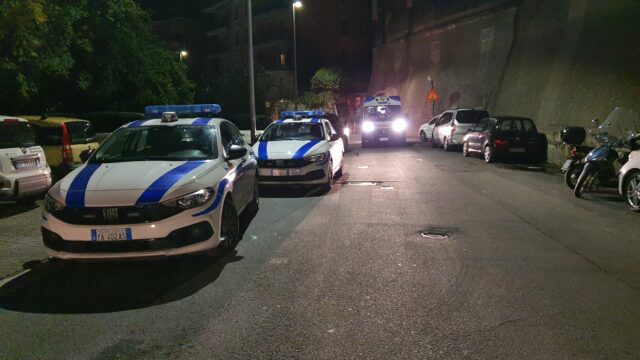 Ruba una Mercedes a San Fruttuoso, si ribalta e fugge a piedi: è caccia all’uomo