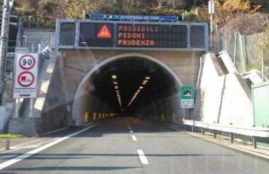 Imperia Est, passeggia su svincolo A10 per raccogliere olive: fermato