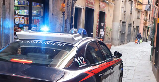 caruggi vicoli centro storico carabinieri migranti