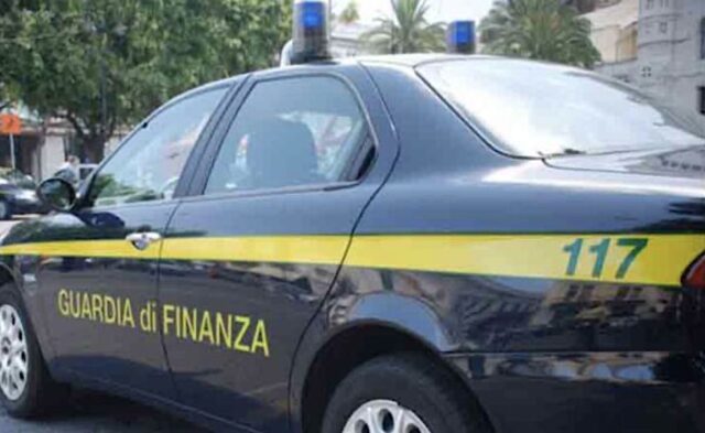 Maxi sequestro della Guardia di Finanza a Genova: circa 1,5 milioni di euro tra sigarette irregolari e borse contraffatte Maxi sequestro della Guardia di Finanza a Genova: circa 1,5 milioni di euro tra sigarette irregolari e borse contraffatte