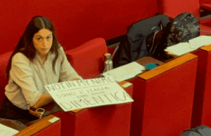 Meloni telefona alla consigliera di Avs, che però polemizza con la donna di destra