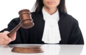 La giudice all’avvocata genovese incinta di 8 mesi: no rinvio udienza. Esposto al Csm