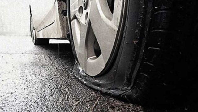 Giunto danneggiato sulla A26: auto attraversano il viadotto e forano le gomme Giunto danneggiato sulla A26: auto attraversano il viadotto e forano le gomme