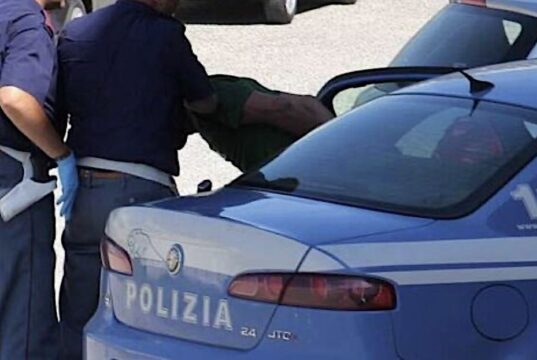 Rapina violenta nel centro storico di Genova, arrestato un 18enne e condotto in carcere Rapina violenta nel centro storico di Genova, arrestato un 18enne e condotto in carcere