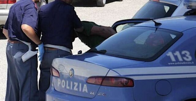 Evade dai domiciliari: quando rincasa trova la Polizia: arrestato Evade dai domiciliari: quando rincasa trova la Polizia: arrestato