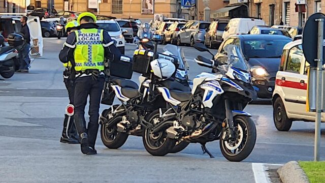 Incidente a Nervi: auto travolge moto e investe ragazza davanti al bar Chicco, fermato un 40enne