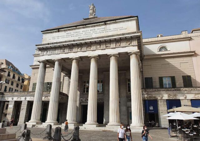 Volantinaggio davanti a Carlo Felice Genova per Strauss Volantinaggio davanti a Carlo Felice Genova per Strauss