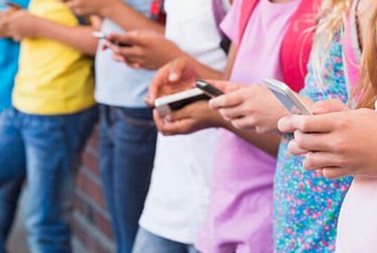 L’Australia è avanti: social vietati agli under 16. Multe fino a 50 milioni di dollari