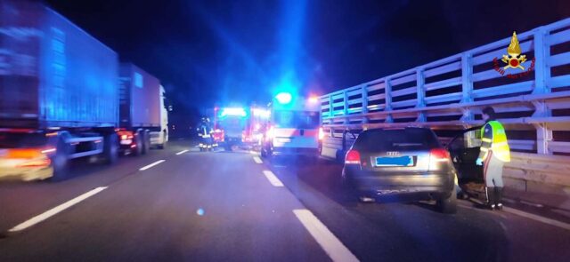 A26, auto contro guard rail: l’intervento dei Vigili del fuoco A26, auto contro guard rail: l’intervento dei Vigili del fuoco