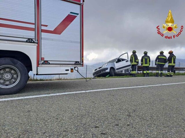 Passo del Faiallo, auto in bilico: auto rimessa in strada dai VVF Passo del Faiallo, auto in bilico: auto rimessa in strada dai VVF