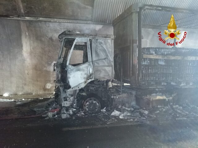 A12, altro Tir prende fuoco: intossicato l'autista. Code chilometriche A12, altro Tir prende fuoco: intossicato l'autista. Code chilometriche