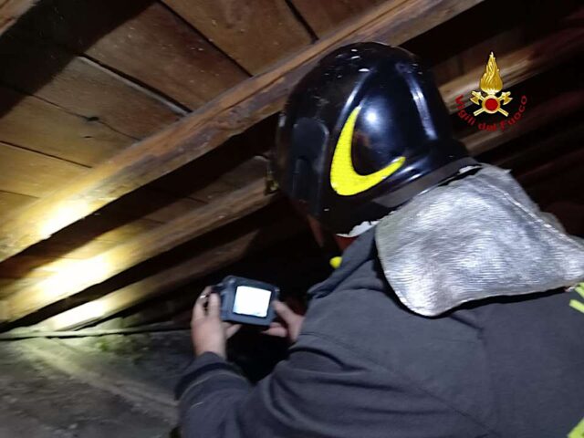 Vicomorasso, i vigili del fuoco intervengono per fumo da un tetto Vicomorasso, i vigili del fuoco intervengono per fumo da un tetto