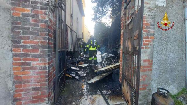 Dà fuoco a materiale accatastato, fiamme spente e un denunciato Dà fuoco a materiale accatastato, fiamme spente e un denunciato