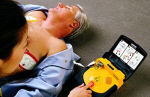 Compagnia degli Instabili dona defibrillatore al Comune di Recco