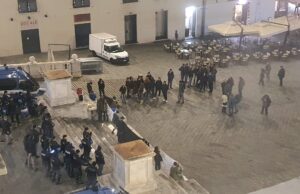 Presidio anarchico fuori dal Ducale per l’ex ministro Cartabia