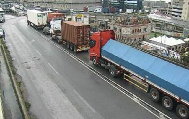 Riaperto il varco Etiopia: traffico in tilt a Genova, code e disagi Riaperto il varco Etiopia: traffico in tilt a Genova, code e disagi