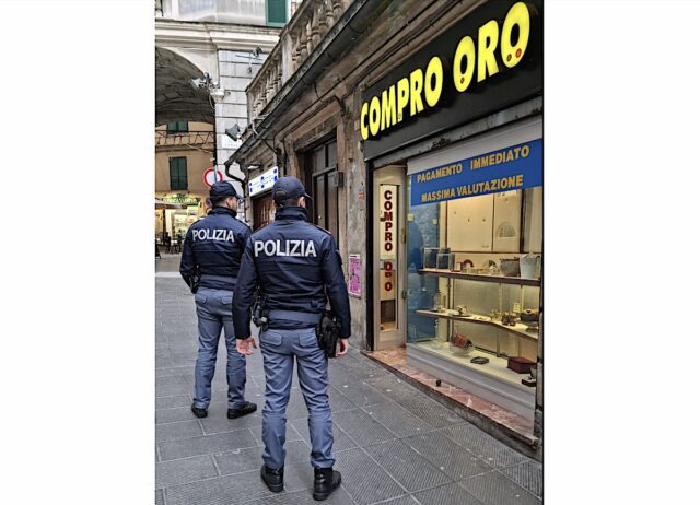 Controlli amministrativi nei Compro Oro del Centro Storico Controlli amministrativi nei Compro Oro del Centro Storico
