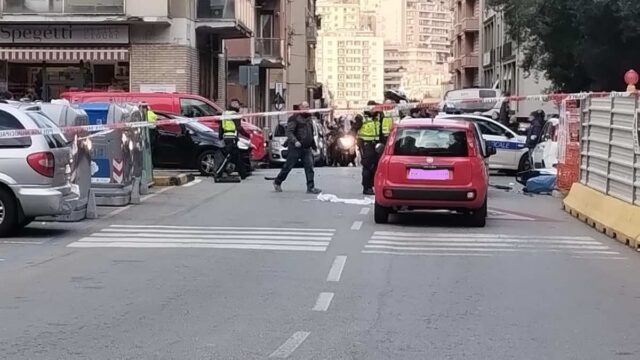 Grave incidente in piazza Solari: moto schiacciata tra due auto Grave incidente in piazza Solari: moto schiacciata tra due auto