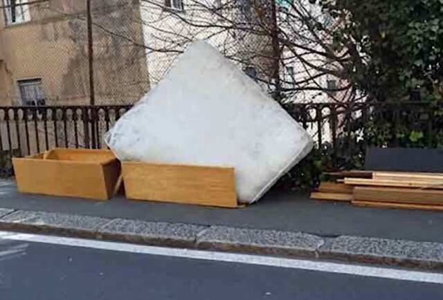 materasso abbandonato Genova: intensificati i controlli contro l’abbandono illecito di rifiuti