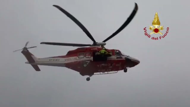 Auto vola nel burrone a Mezzanego: vigile del fuoco ferito durante il salvataggio