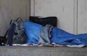 Senzatetto trovata morta sotto i portici di via Fieschi: Salis e Lodi parlano di un dramma che sconvolge la città Senzatetto trovata morta sotto i portici di via Fieschi: Salis e Lodi parlano di un dramma che sconvolge la città