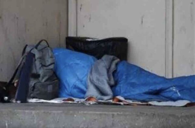 Senzatetto trovata morta sotto i portici di via Fieschi: Salis e Lodi parlano di un dramma che sconvolge la città Senzatetto trovata morta sotto i portici di via Fieschi: Salis e Lodi parlano di un dramma che sconvolge la città